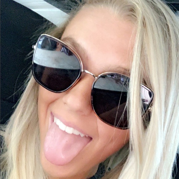 Meet your Posher, Carly - Picture 1 of 1